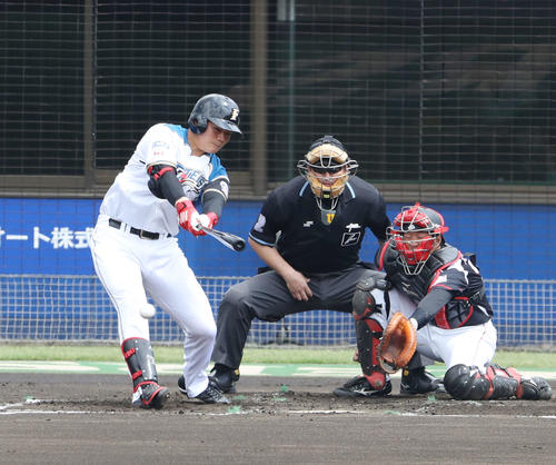 日本ハム対ロッテ　1回裏日本ハム1死一塁、右前打を放つ清宮（撮影・河野匠）
