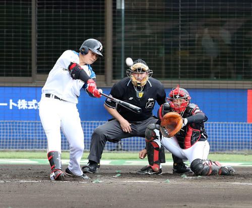 日本ハム対ロッテ　6回裏日本ハム1死三塁、右犠飛を放つ清宮（撮影・河野匠）