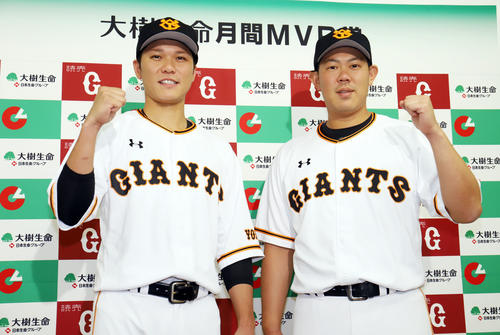 「大樹生命月間MVP賞」に選出された巨人坂本勇（左）と山口はガッツポーズで写真に納まる（撮影・垰建太）