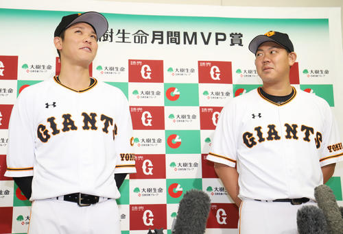 「大樹生命月間MVP賞」に選出された巨人坂本勇（左）と山口はお互いの印象を聞かれ笑顔を見せる（撮影・垰建太）