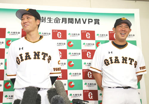 「大樹生命月間MVP賞」に選出された巨人坂本勇（左）と山口はお互いの印象を聞かれ笑顔を見せる（撮影・垰建太）