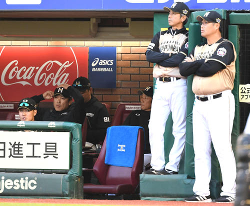 リプレー検証の結果を厳しい表情で待つ日本ハム栗山監督（中央）（撮影・横山健太）