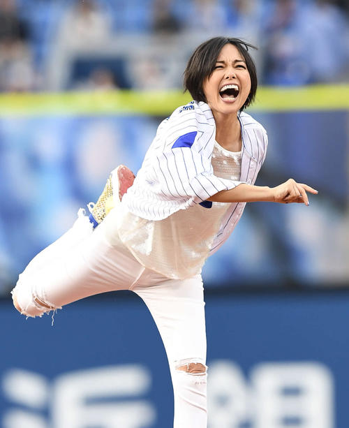 DeNA対中日　セレモニアルピッチを行う相川七瀬（撮影・鈴木みどり）