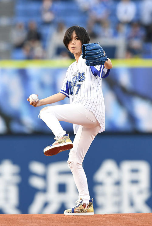 DeNA対中日　セレモニアルピッチを行う相川七瀬（撮影・鈴木みどり）