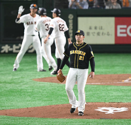 巨人対阪神　3回裏巨人無死、石川（左から2人目）にソロ本塁打を許した岩田は浮かない表情を見せる（撮影・山崎安昭）