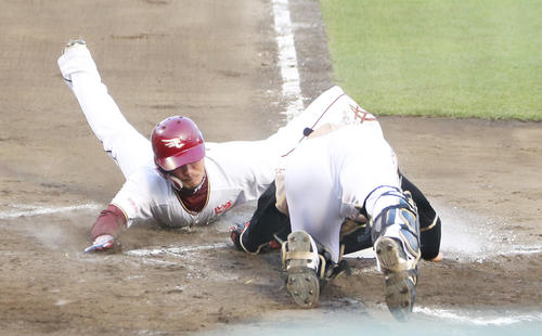 　楽天対日本ハム　11回裏楽天1死一、三塁、ウィーラーの右犠飛で、清水のタッチをかわし生還を果たす藤田