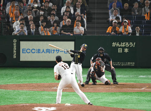 巨人対阪神　5回表阪神1死、福留は右越えソロ本塁打を放つ。投手菅野（撮影・山崎安昭）