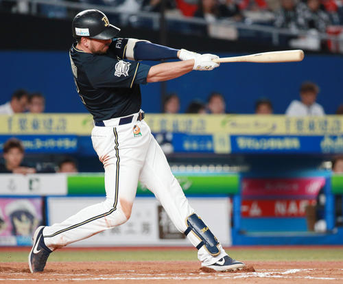 ロッテ対オリックス　6回表オリックス2死三塁、適時二塁打を放つマレーロ（撮影・中島郁夫）