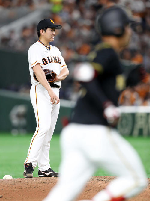 巨人対阪神　6回表阪神無死、木浪に本塁打を浴びる菅野（撮影・前田充）