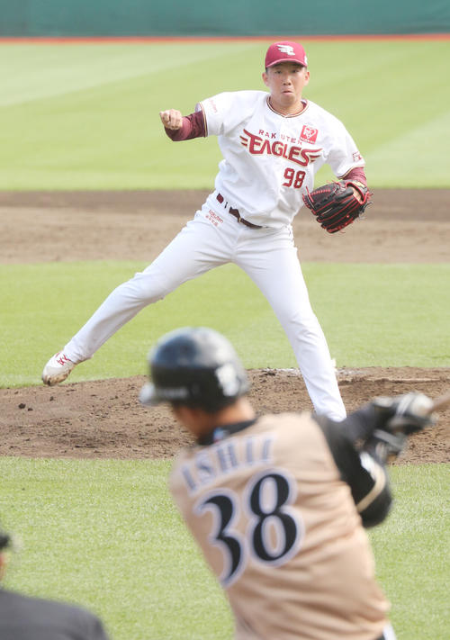 楽天対日本ハム　5回表日本ハム1死一塁、石井一を空振り三振に仕留める今野（撮影・野上伸悟）