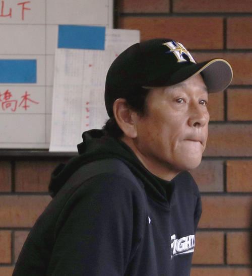 楽天対日本ハム　ベンチで悔しい表情を見せる日本ハム栗山監督（撮影・佐藤翔太）