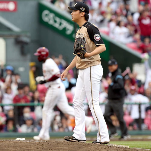 楽天対日本ハム　8回裏楽天無死一塁、ブラッシュ（左奥）に左越え2点本塁打を浴びる日本ハム石川直（撮影・佐藤翔太）
