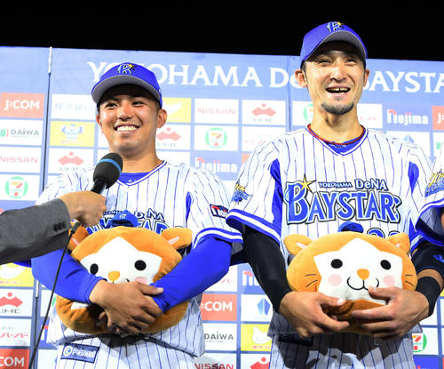 DｅNA東（左）と伊藤光はお立ち台で笑顔を見せる（撮影・鈴木みどり）