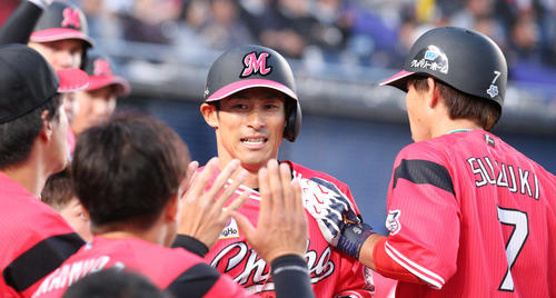 ロッテ対オリックス　1回裏ロッテ無死三塁、鈴木（右）の内野ゴロの間に生還しベンチの出迎えを受ける荻野（撮影・中島郁夫）