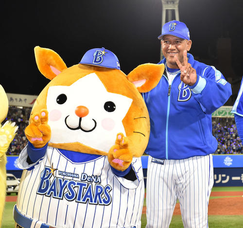 DeNA対中日　中日に勝利し、笑顔でピースするDeNAラミレス監督（撮影・鈴木みどり）