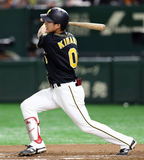 巨人対阪神　6回表阪神無死、右越え本塁打を放つ木浪（撮影・前田充）