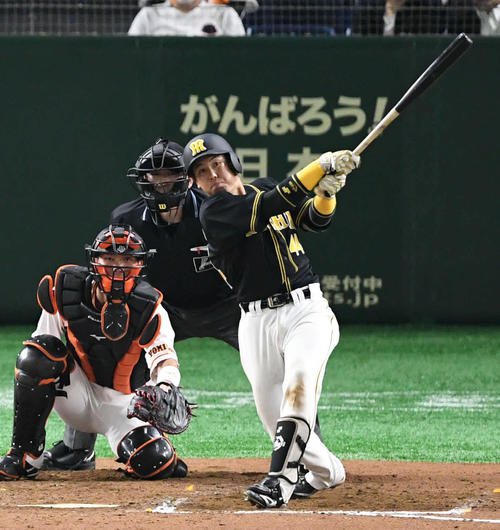7回表阪神無死、梅野は左越えソロ本塁打を放つ。投手田口（撮影・山崎安昭）