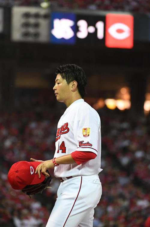 広島対ヤクルト　3回1失点、渋い表情でベンチに引き揚げる（撮影・奥田泰也）