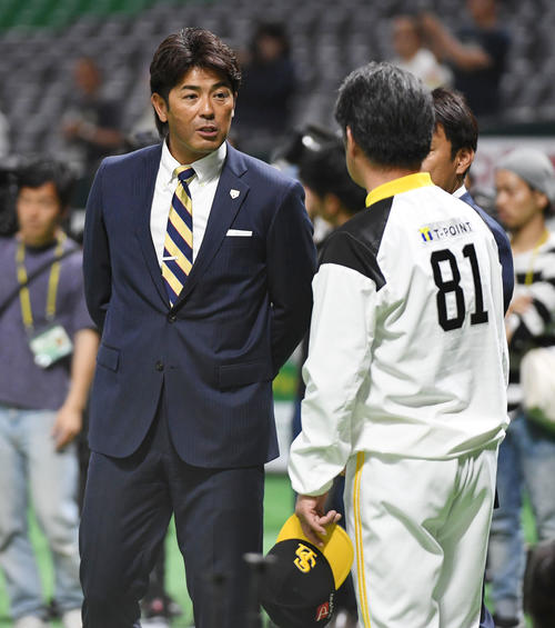 ソフトバンク対西武　工藤監督と話をする稲葉日本代表監督（左）（撮影・今浪浩三）