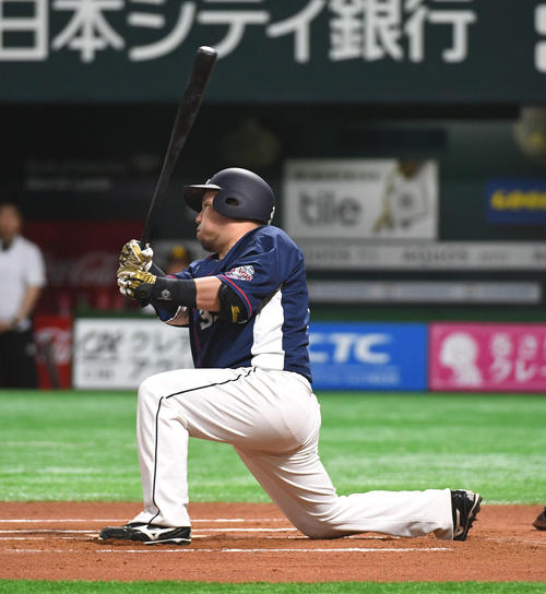 フトバンク対西武　6回表西武無死、山川は膝をついて中越えにソロ本塁打を放つ（撮影・今浪浩三）