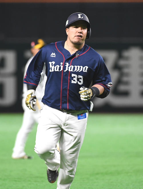 ソフトバンク対西武　2回表西武無死、山川は右越えに先制のソロ本塁打を放ち二塁を回る（撮影・今浪浩三）