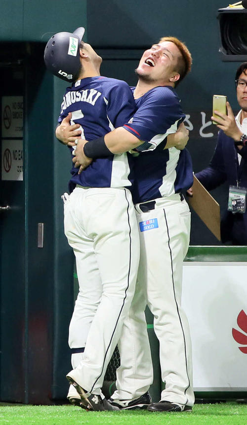 ソフトバンク対西武　9回表西武1死一塁、外崎修汰は左中間へ逆転2点本塁打を放ち山川穂高（右）の出迎えを受ける（撮影・栗木一考）