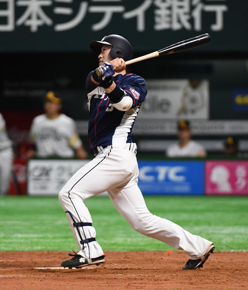 ソフトバンク対西武　9回表西武1死一塁、外崎修汰は左中間に逆転の2点本塁打を放つ（撮影・今浪浩三）