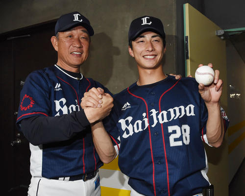 ソフトバンク対西武　プロ初勝利の森脇亮介（右）を祝福する辻発彦監督（撮影・今浪浩三）
