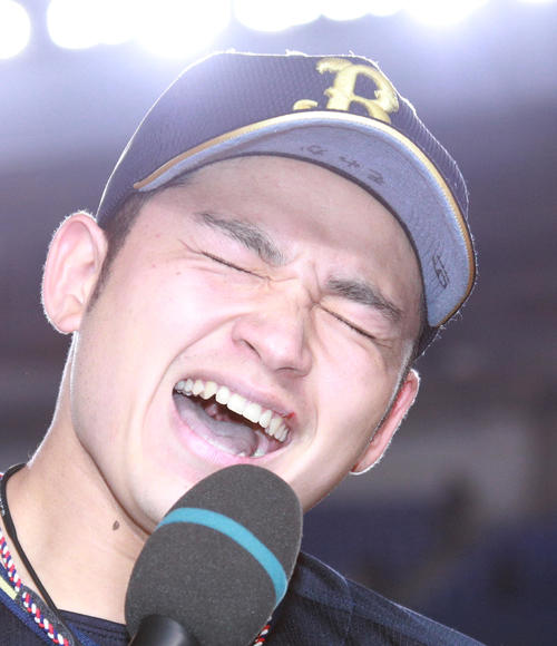 ロッテ対オリックス　ヒーローインタビューで「千葉県最高でーす ！ 」と絶叫するオリックス榊原（撮影・中島郁夫）