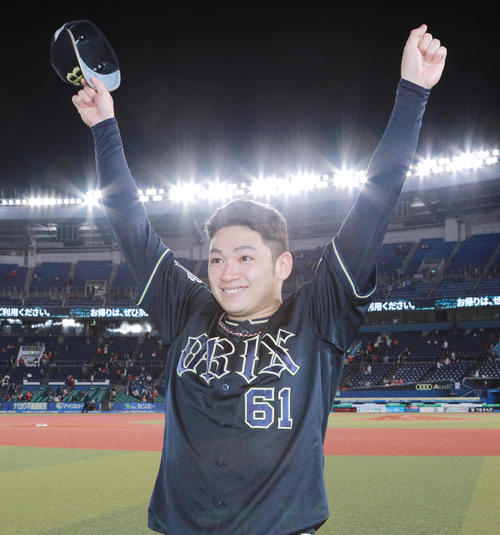 ロッテ対オリックス　スタンドの声援に手を振り応えるオリックス榊原（撮影・中島郁夫）