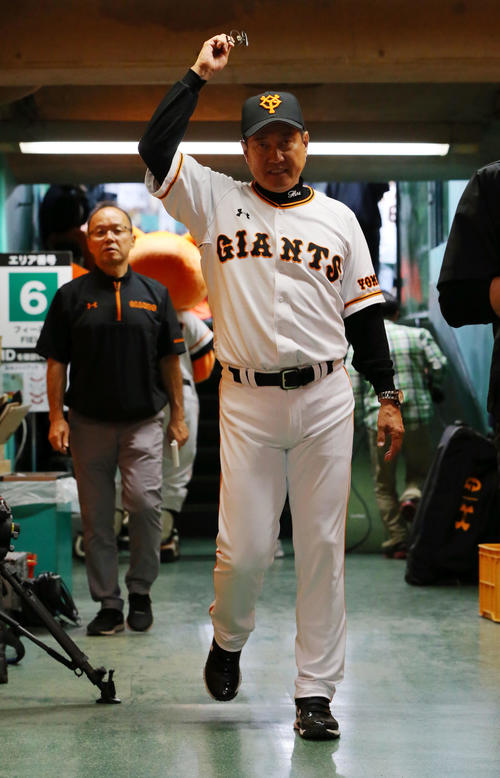 巨人対阪神　阪神に連敗を喫し厳しい表情で引き揚げる巨人原監督（撮影・垰建太）