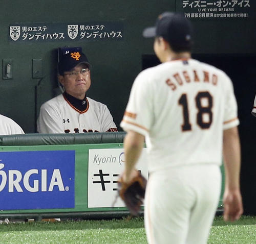 6回、阪神に追加点を許し、ベンチで厳しい表情の巨人・原監督。右は降板する菅野（共同）