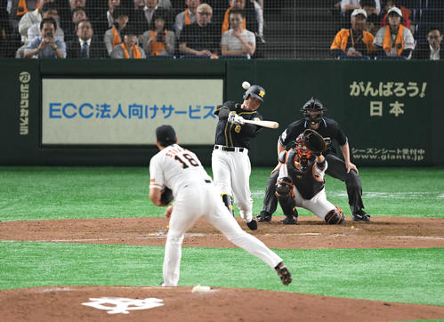 巨人対阪神　5回表阪神1死、福留は右越えソロ本塁打を放つ。投手菅野（撮影・山崎安昭）