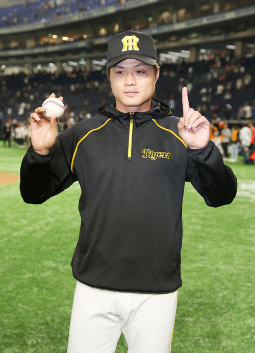巨人対阪神　初勝利を挙げ、ボールを手にポーズを決める守屋（撮影・前田充）