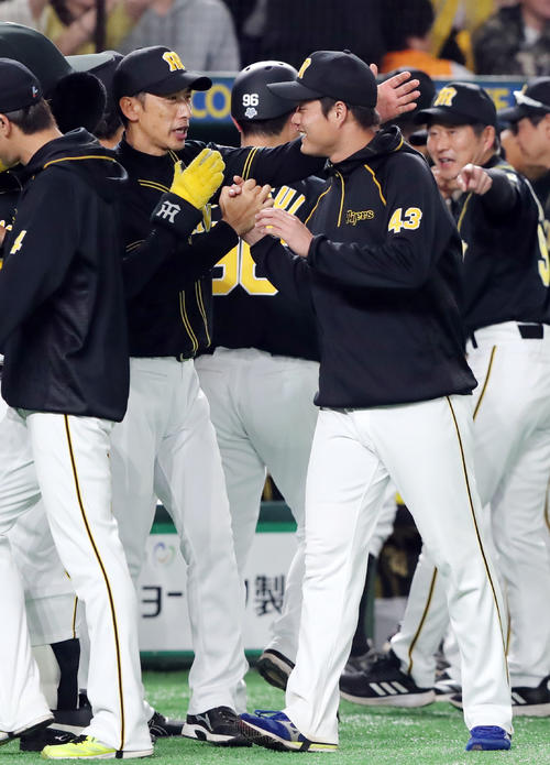 巨人対阪神　巨人に連勝した阪神矢野監督（左）は守屋の頭をたたきねぎらう（撮影・垰建太）