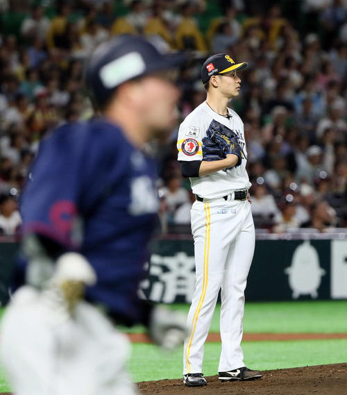 ソフトバンク対西武　2回表西武無死、山川（左）に先制ソロ本塁打を浴びる大竹（撮影・栗木一考）