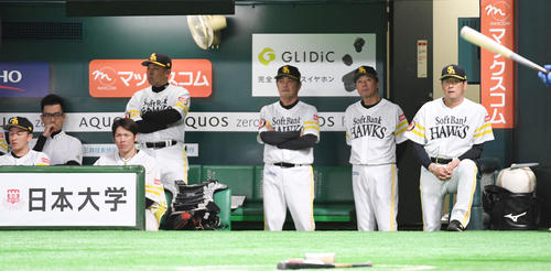ソフトバンク対西武　9回裏の攻撃を見守る工藤監督（中央）らコーチ陣（撮影・今浪浩三）