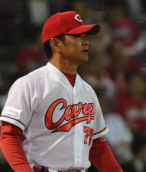 広島対ヤクルト　9回交代を告げる緒方監督（撮影・奥田泰也）