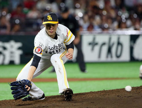 ソフトバンク対西武　4回表西武無死、源田壮亮の打球にグラブを出すソフトバンク大竹耕太郎（撮影・栗木一考）