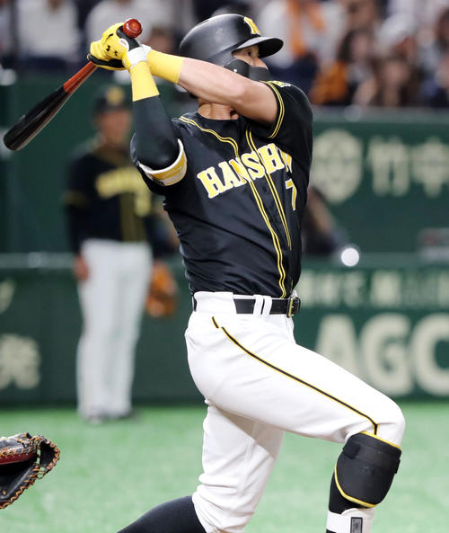 巨人対阪神　1回表阪神1死一塁、先制の右越え2点本塁打を放つ糸井（撮影・垰建太）