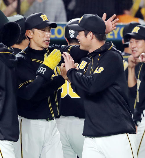 巨人対阪神　巨人に連勝した阪神矢野監督（左）は守屋の頭をたたきねぎらう（撮影・垰建太）