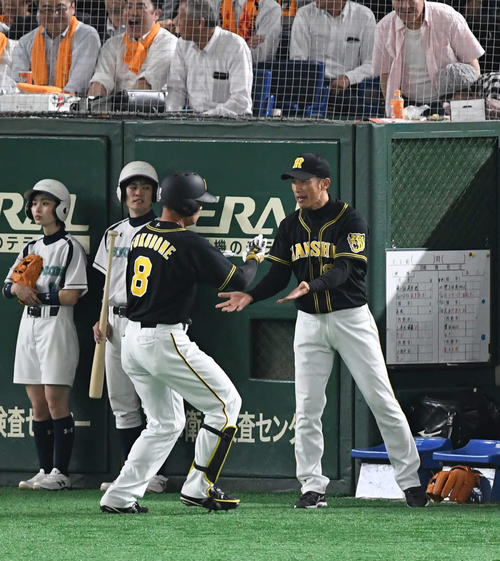 巨人対阪神　5回表阪神1死、矢野監督（右）はソロ本塁打を放った福留とタッチをかわす（撮影・山崎安昭）