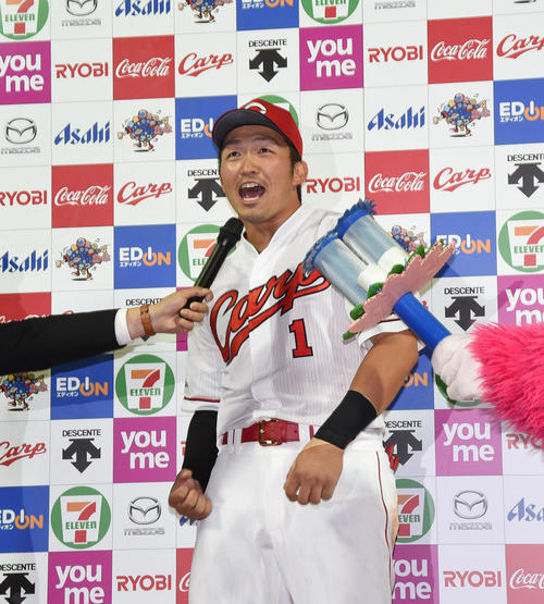 広島対ヤクルト　サヨナラ本塁打を放った鈴木誠也はヒーローインタビューで「最高でーす」と連発する（撮影・奥田泰也）