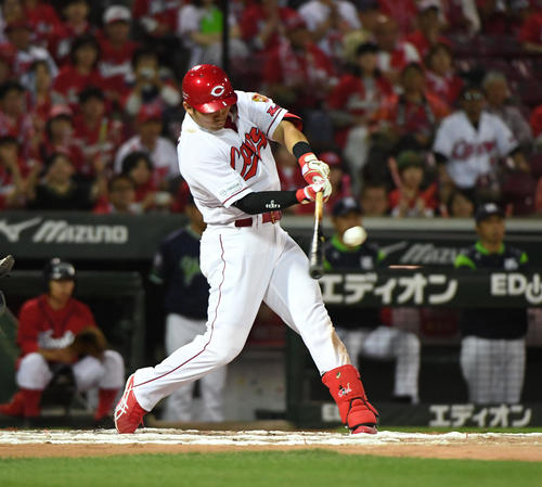 広島対ヤクルト　10回裏広島1死一塁、鈴木は左越え2点本塁打を放ちサヨナラとする（撮影・奥田泰也）