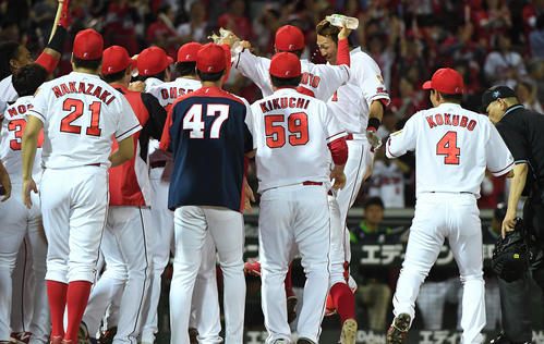 広島対ヤクルト　10回裏広島1死一塁、鈴木（右から2人目）は中越えサヨナラ2点本塁打を放ち、ナインの輪に飛び込む（撮影・奥田泰也）