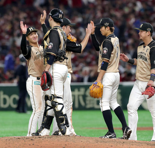 楽天対日本ハム　試合終了後、マウンド上で喜び合う日本ハムナイン。左奥は平沼（撮影・佐藤翔太）