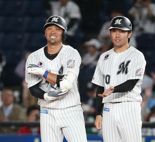 ロッテ対オリックス　6回裏ロッテ無死三塁、適時打を放ち笑顔を見せる清田。右は根元コーチ（撮影・中島郁夫）