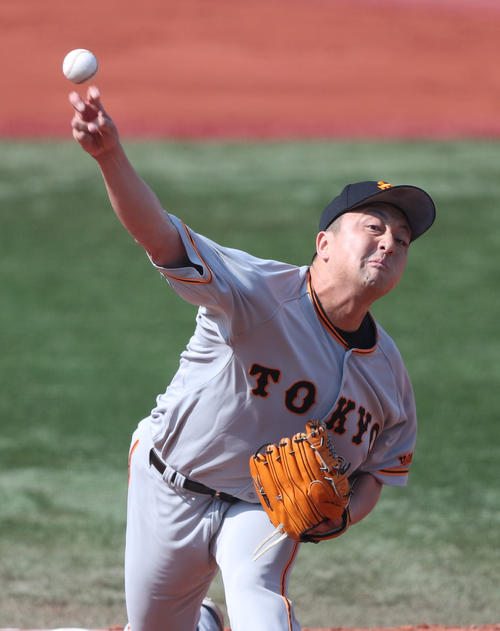 DeNA対巨人　力投する巨人先発沢村（2019年4月6日撮影）
