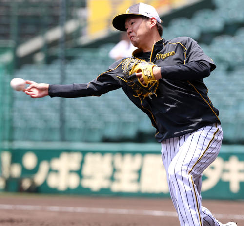 投手指名練習でノックを受け送球する西勇輝（撮影・上山淳一）