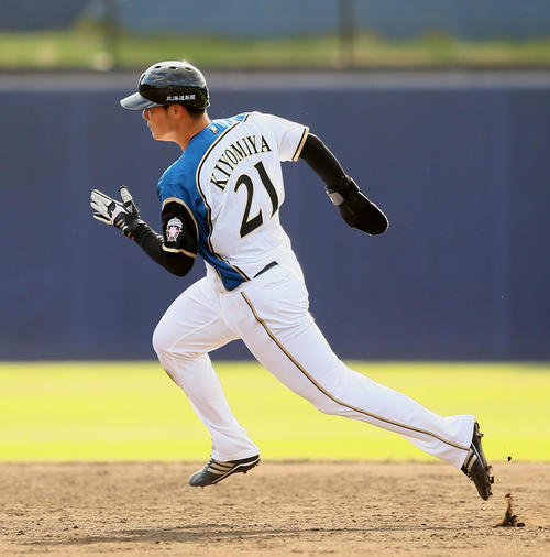 日本ハム対ロッテ　9回裏日本ハム2死一、三塁、適時内野安打を放ち出塁した清宮は右手に指なしの手袋をはめ走塁する（撮影・足立雅史）